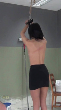 Батіг Донни з голою спиною