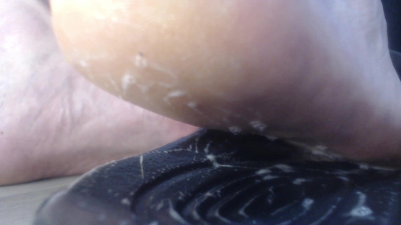 Hunky time: 男性の精子とスリッパ