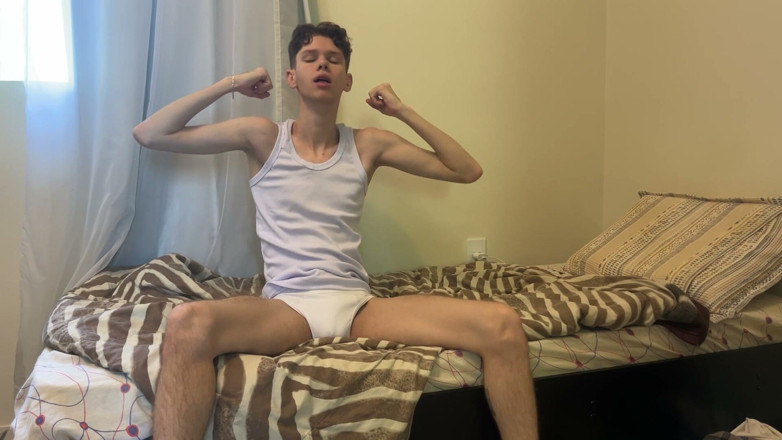 Kedoimath: Ein twink zeigt seinen arsch und großen schwanz für seinen...