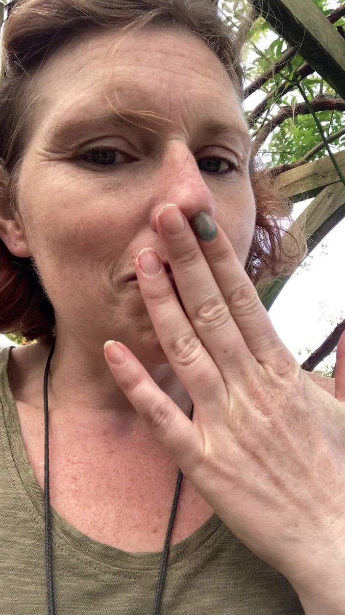 MistressWriggler: Čichání mých páchnoucích kundičky prstů v odlehlé zahradě, nevím, že starý...