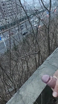 Ein nackter schwuler masturbiert im freien
