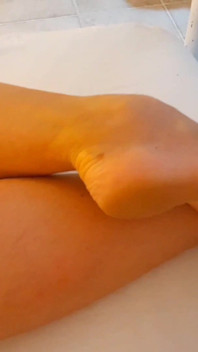 Amateur blonde rijpe vrouw benen poseren, voetenaanbidding