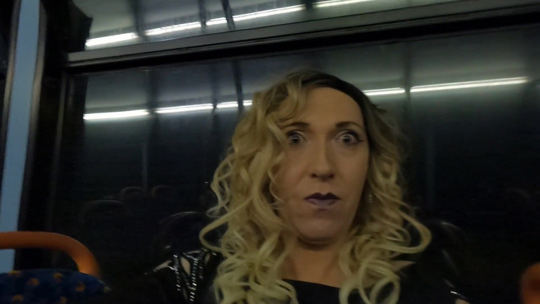 The Midnight Minx: Crossdresser muncrat di bus