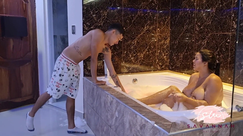 Savannah Watson: Pareja Teniendo Sexo En El Jacuzzi En El Dormitorio Principal...