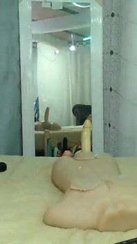 자지를 빨고 두 자지에 뚫리고 싶어하는 큰 엉덩이의 벌거벗은 밀프