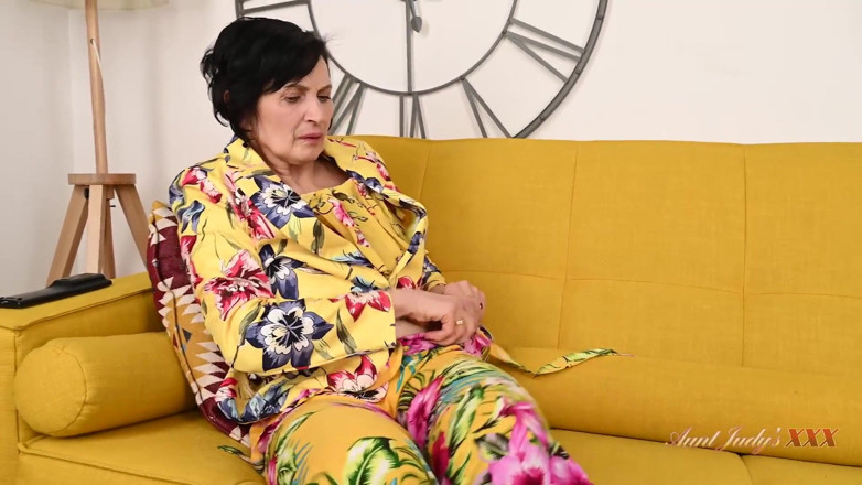 Aunt Judy's XXX: Ajudysxxx - Mama vitregă matură excitată Minia este prinsă masturbându-se de...