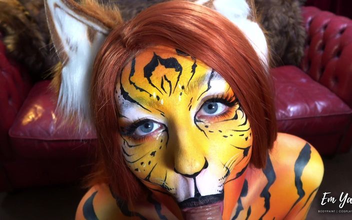 Em Yang: Tiger flicka bodypaint suger &amp;knullar