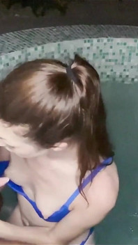 Petite trans gostosa Ava Holt fodida profundo e duro em banheira de hidromassagem