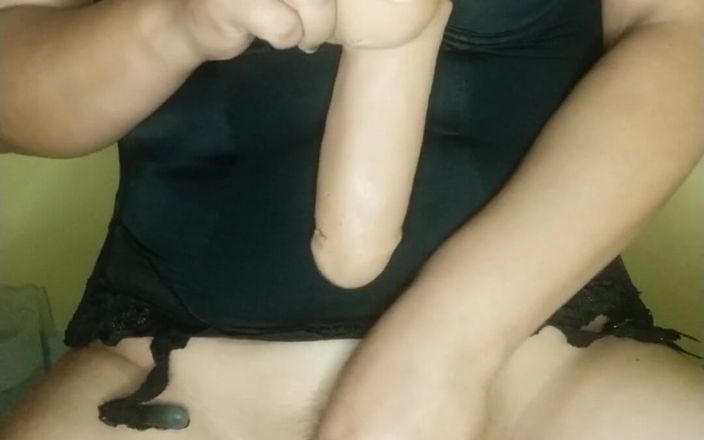 Carla Villalobos: ムラムラした女の子が膣を触り、たくさん喘ぎながら自慰行為をします