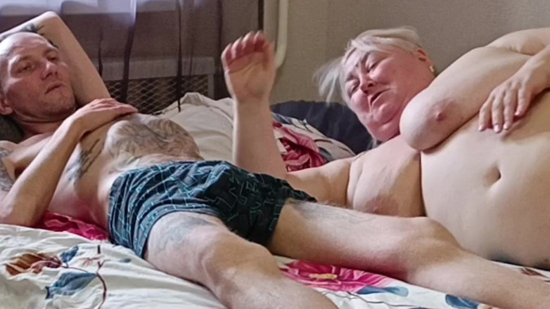 Zona901: Ibu tiriku jarang banget nyepong kontol dan telan sperma