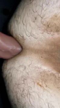 Mașină de futut îmi fute curul adânc cu un vibrator imens