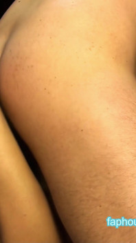La ragazza gamer lo prende in culo in profondità