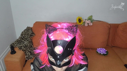 BigBoobCat: Doğal, büyük göğüslerim zonkluyor! Amcık maskesi takıyorum, kendimi tatmin ediyorum