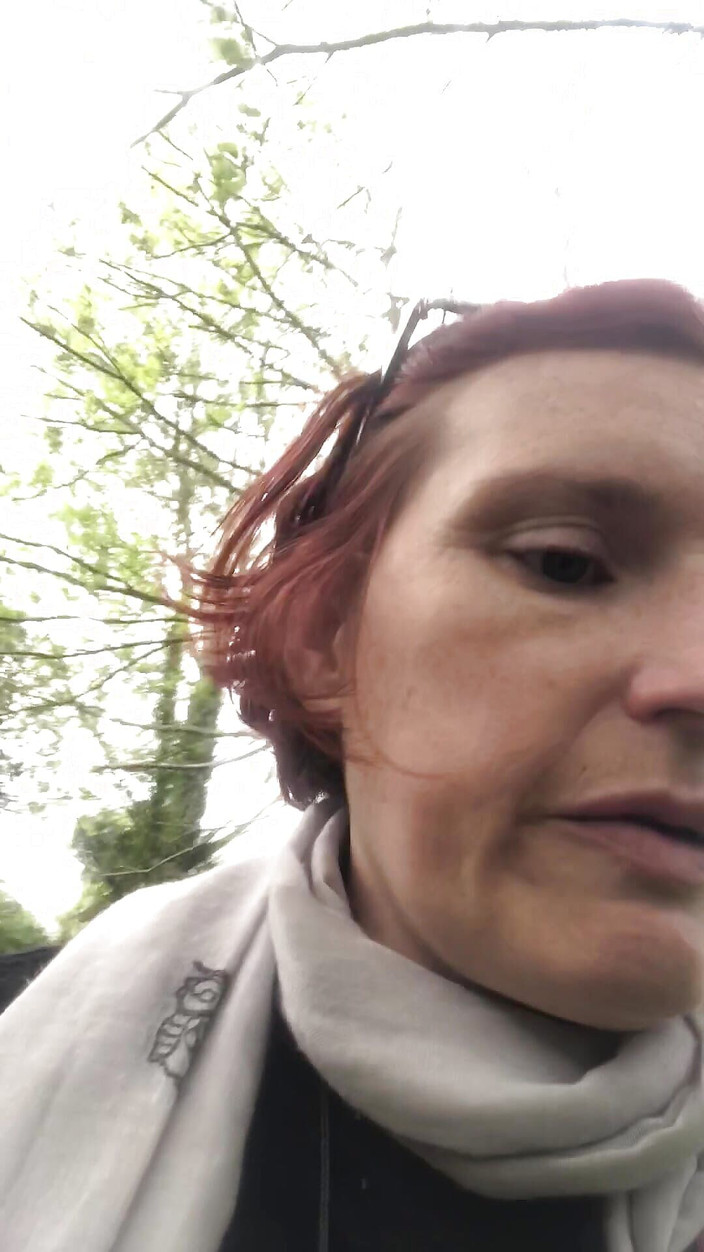 MistressWriggler: いたずらなママは、彼女が泥の中でNスライドを滑るように彼女のゴージャスな胸とふくらんでいる乳首を露出するためにウォーキーで彼女のTシャツを引き上げます