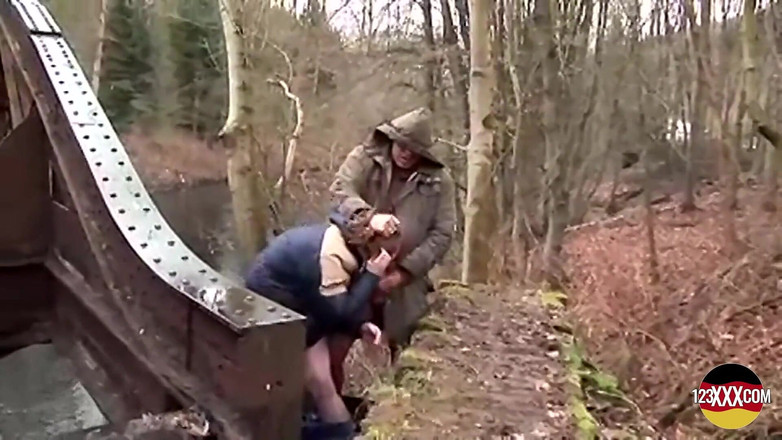 123XXX - Fucked Amateurs in Germany!: Roztomilá brunetka nevadí sání a šukání v dešti