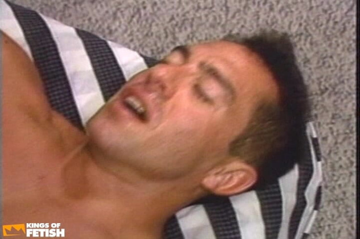 Gay Diaries: Doi bărbați masivi se fut cu un vibrator dublu înainte de...