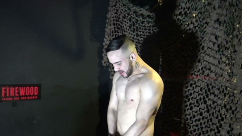 Fucked bareback for the first time: Seksi muda lurus