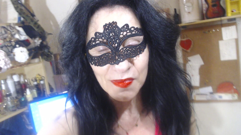 WEBREGINETTA2023: De sub fusta roșie până la dăde-jos ciorapii și masturbându-se