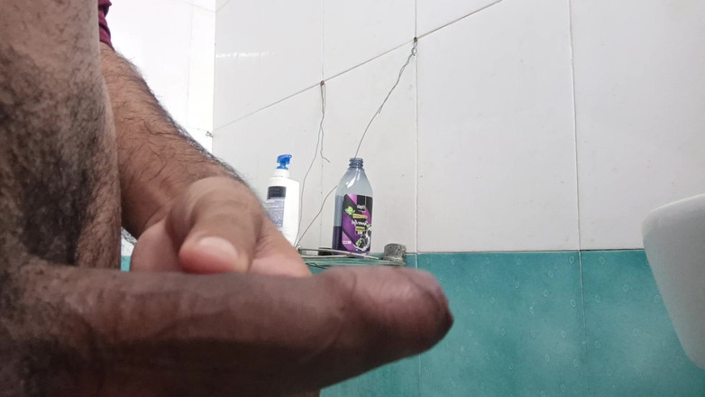 Brijesh 270: Junger mann, der ein Badezimmer benutzt, oder Bilder und Videos...