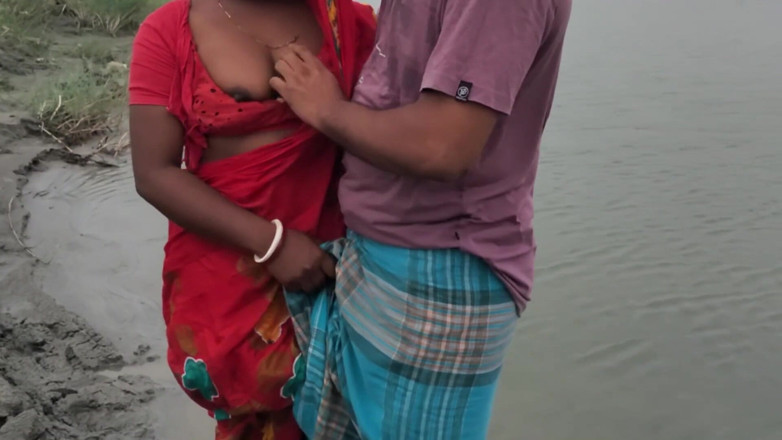 Sabina244: Deshi Bowdi Fucking Alone Beside a River Outdoor