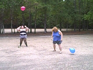 BBW nurse Vicki adventures with friends: Cewek-cewek semok lagi asik mainin bola voli dengan balon