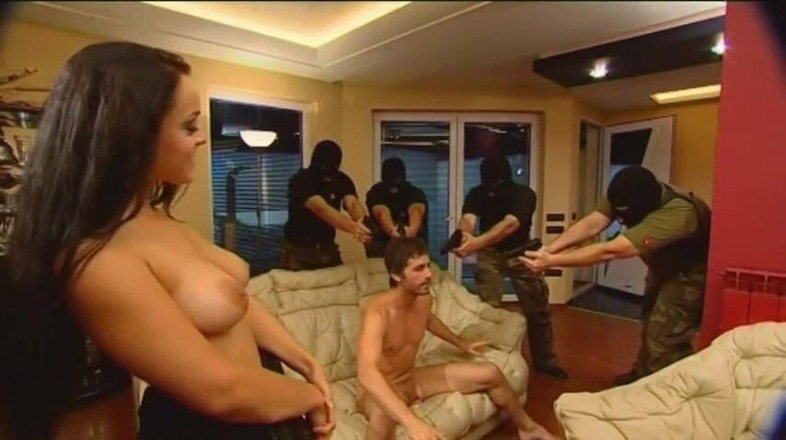 Fuck me Hard: Un mec la penche et lui baise le cul pendant...