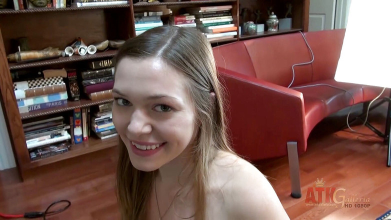 ATKIngdom: Sladká teenagerka si strká prsty do kundičky