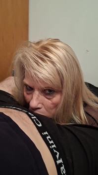Sexy oma liebt es, schwanz zu lutschen und sperma zu schlucken