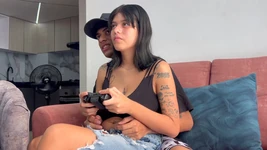 Eu convido minha pequena meia-irmã para tocar para que eu possa transar com ela e gozar na bunda dela