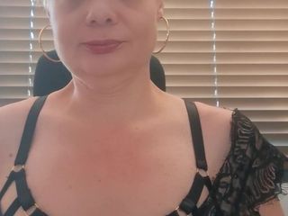 Sofy13: Seksowna w biurze z bielizną