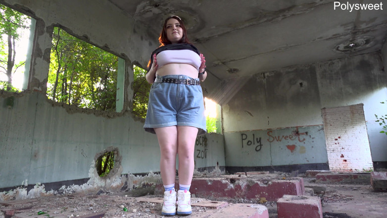 Polly Sweet: Bailando entre las ruinas y masturbándose con un vibrador desnudo