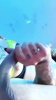 Trans-mädchen emma ink rollt auf einem großen schwanz und stöhnt laut