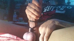 KingSpade: Je serre mes couilles pendant que je caresse ma bite...