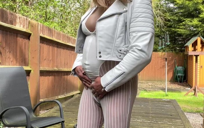 Kellycd2022: एमेच्योर क्रॉसड्रेसर kellycd2022 सेक्सी milf(चोदने लायक मम्मी) मूत रही है और मेरी बहिन लड़की लंड से हस्तमैथुन कर रही है