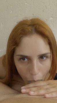 Julia hace una mamada descuidada para obtener una preñada anal