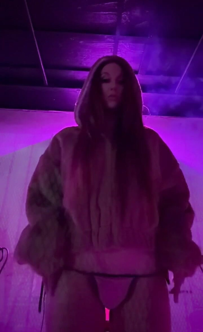 Artemisia Love: Jedna cigareta v bikinách a bundě v klubu