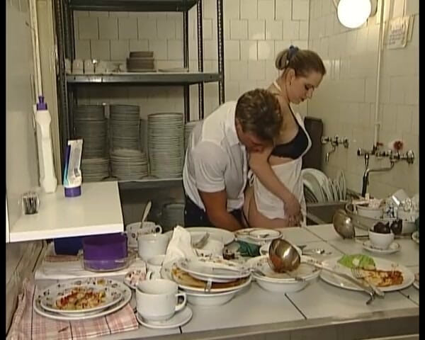 Enjoy German porn: Bắn tinh khổng lồ trên khuôn mặt cho một con đĩ...