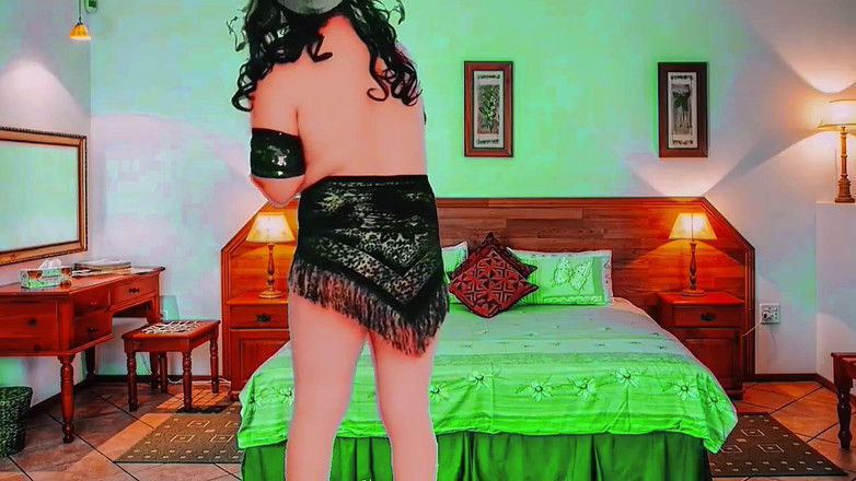 Kitty_Cross: Krásná Femboy sedí na posteli a nosí Oversized Shirt