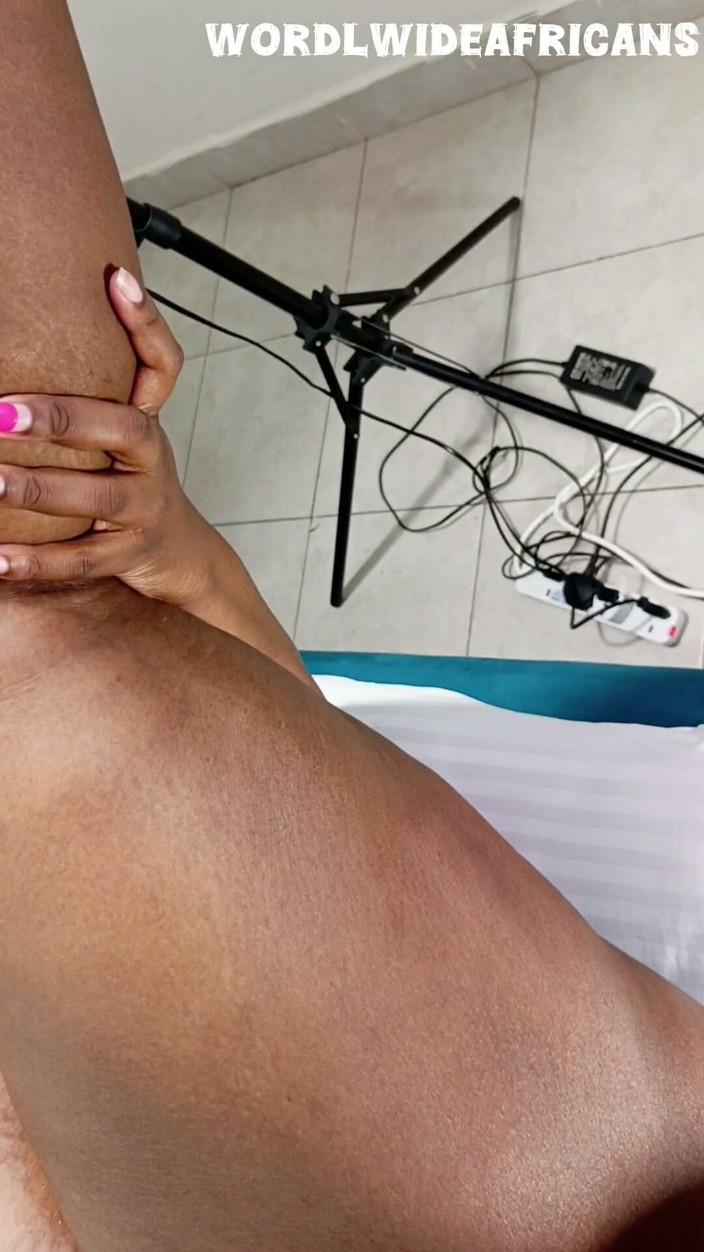 ZANEX: Si Dia Tebal, Buah dada dan berkrim, si jalang membuka...
