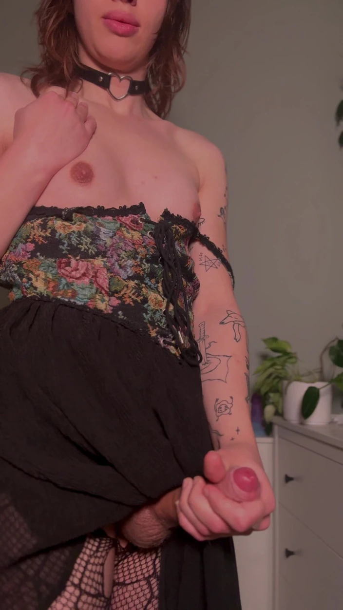 pastelle: Goth Trans Girl Solo Berseronok Dalam Pakaian Baru