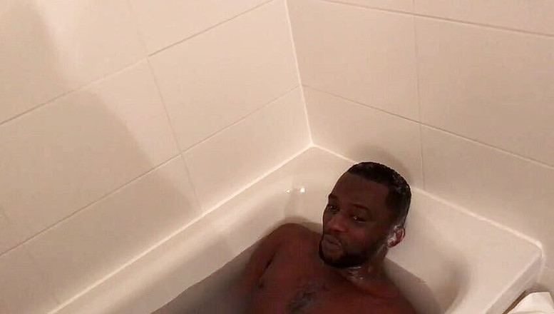 Sjojo Levana: Dans les baignoires