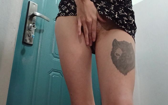 Lesbian-illusion: Setiausaha kurus saya dalam pakaian pendek dan kasut tumit tinggi...
