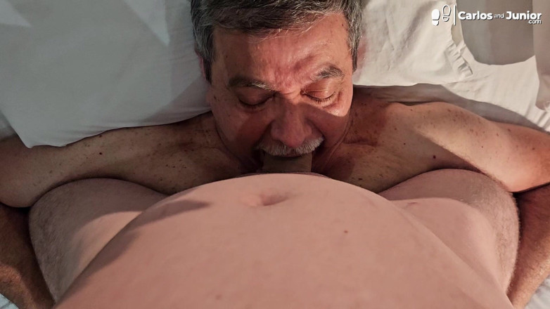 Carlos And Junior: Chlapec stříká na nevlastního tátu