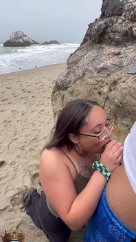 Marley Bee ssie penisa w Ocean Beach w San Francisco