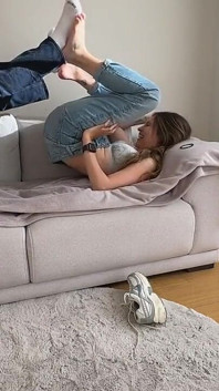 Deux lesbiennes font un match de lutte avec des femmes aux pieds puants