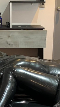 Pierwsze ustalanie w lateksie z ponurą laską, część 1 - Alex Latex
