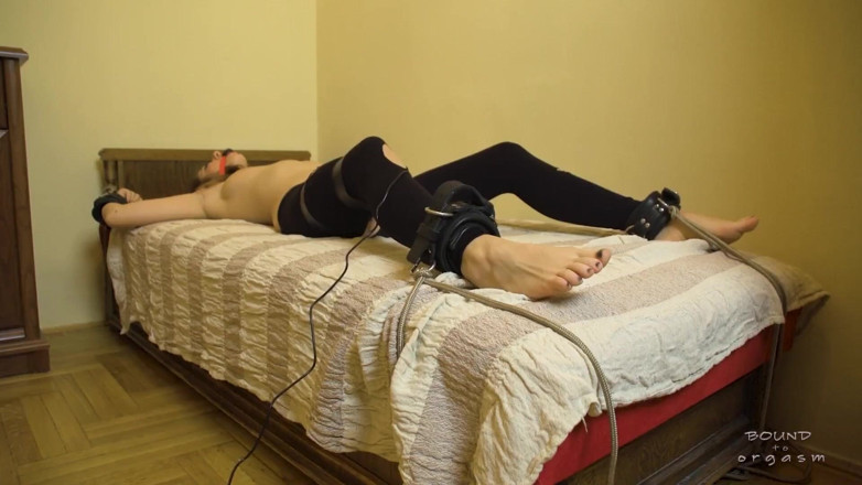 Bound to Orgasm: Retorcendo en la cama