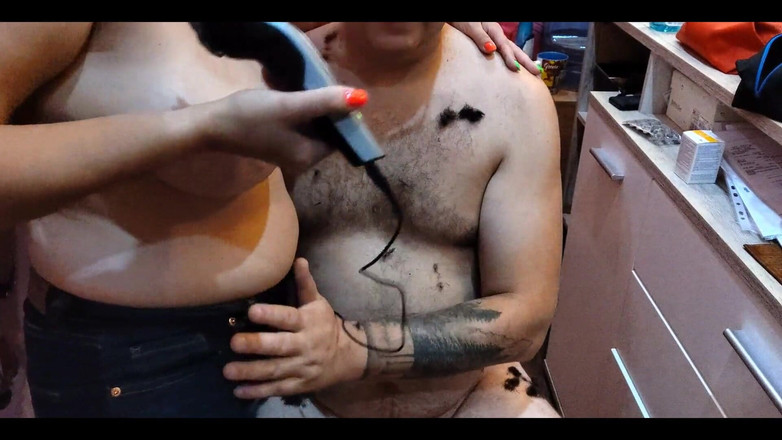 Emma_Alex: Barber babe con perfectas tetas naturales