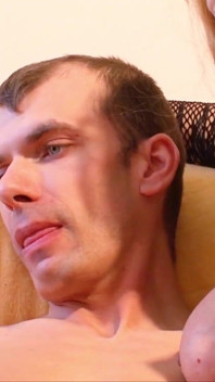 Curvă roșcată rusoaică fute bărbați din cuplu cu o pulă uriașă