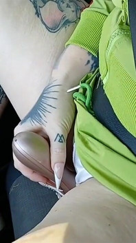 Chupando seu pau no carro me deixou tão excitado